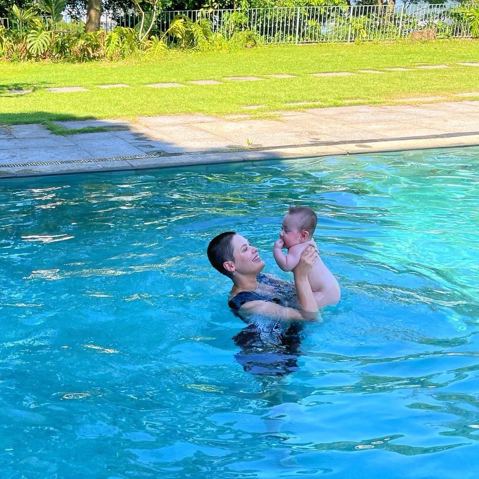 Mayana Moura Entra Na Piscina De Roupa Para Brincar Com Seu Filho Famosos Gshow