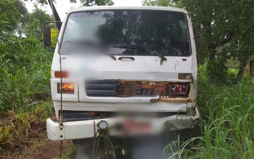 Caminho que bateu contra carro na BR-153, em Santa Tereza de Gois  Foto: Reproduo/Polcia Rodoviria Federal