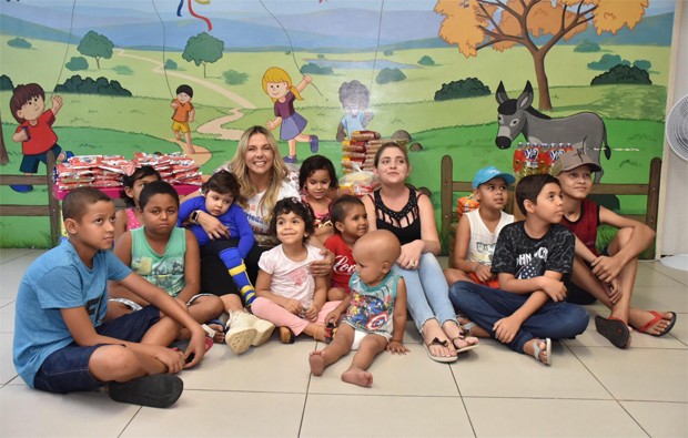 Carla Perez visita pacientes com câncer (Foto: Felipe Souto Maior/BrazilNews)