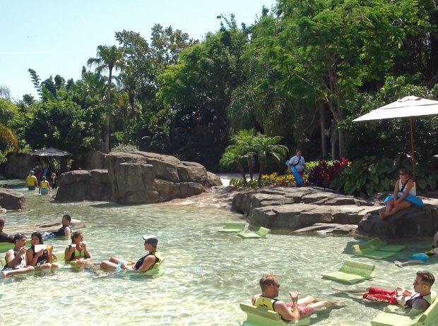 Visitantes relaxam na piscina do parque Discovery Cove, em Orlando (Foto: Flávia Mantovani/G1)