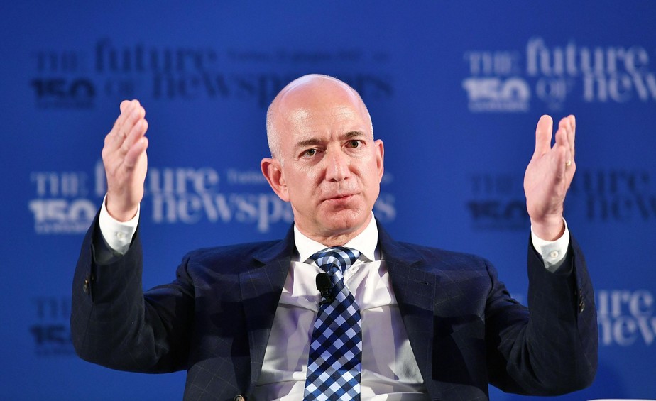 O fundador da Amazon, Jeff Bezos, ficou US$ 9,8 bilhões mais pobre