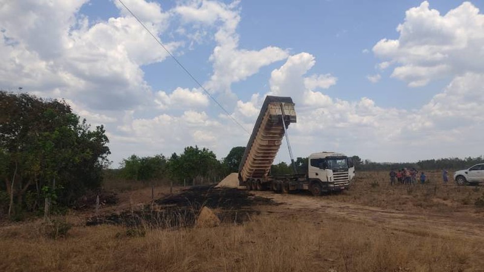 Caçamba estava levantada quando encostou em fio de alta tensão que descarregou eletricidade em motorista — Foto: Divulgação