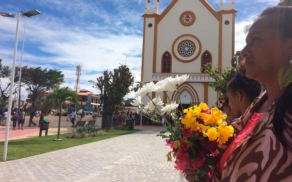 Moradores de Vera Cruz fazem oração por vítimas de tragédia em Mar Grande, na Bahia (Foto: Juliana Almirante/ G1)