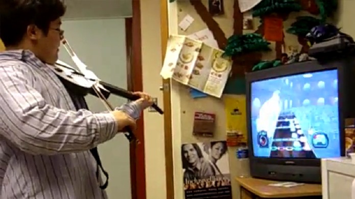 Imagine o desafio de tocar Guitar Hero utilizando um arco de violino (Foto: Reprodu??o/YouTube)