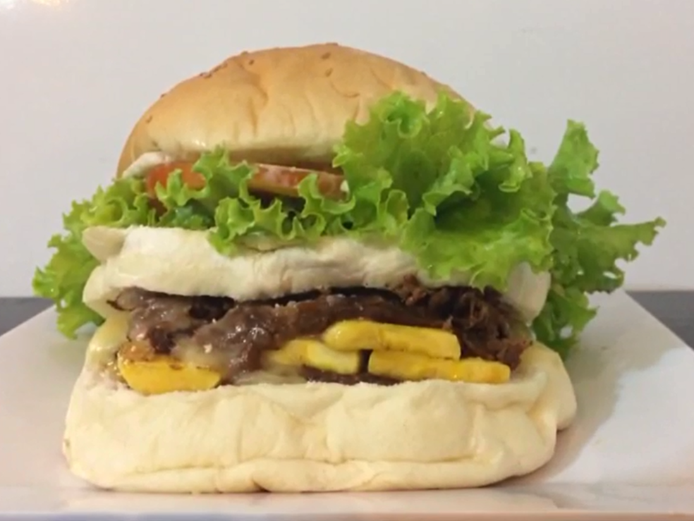Hambúrguer com banana da terra: combinação de sucesso com ingredientes  regionais | Mato Grosso do Sul | G1