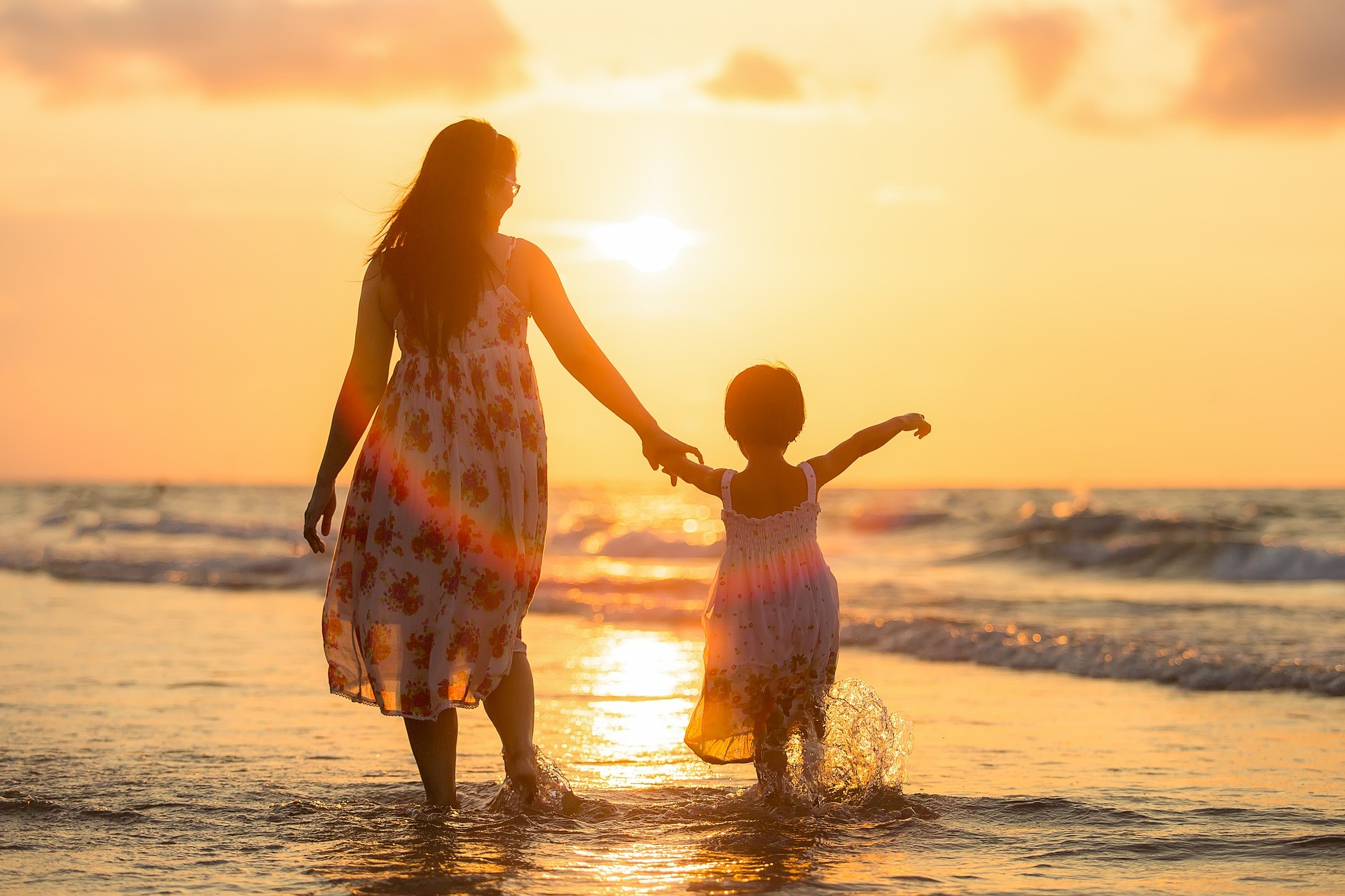 Mãe e filha andando na praia (Foto: Pixabay)