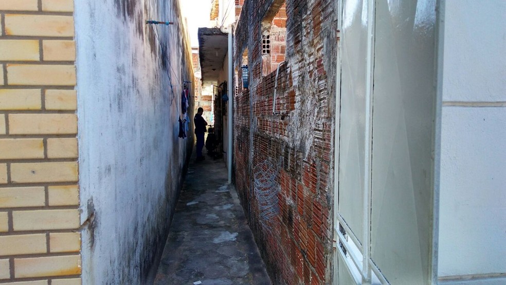 Acesso ao kitnet é por um beco dentro do condomínio (Foto: Marksuel Figueiredo/Inter TV Cabugi )