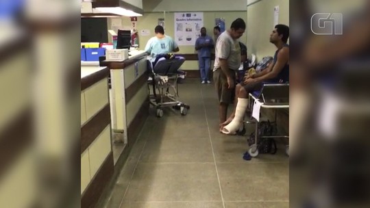 Imagens mostram superlotação e pacientes em corredor de hospital