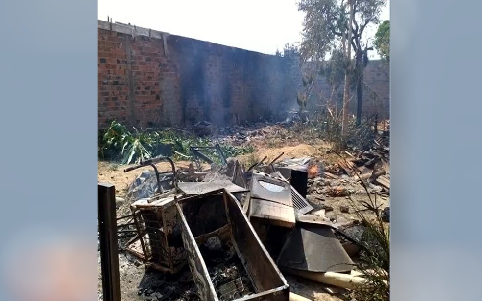 Local incendiado onde os bombeiros foram atacados em Uruaçu, segundo a corporação — Foto: Reprodução/TV Anhanguera