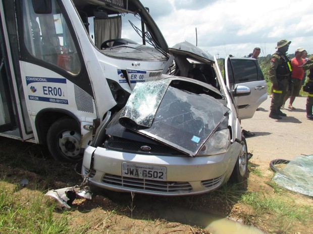 Colisão entre carro e caminhão resulta em quatro mortes na PA-253, em Itaituba, no nordeste do Pará (Foto: R. Santiago)