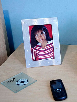 A mãe, Sandra, é lembrada em foto no criado-mudo (Foto: Marcos Ribolli / Globoesporte.com)