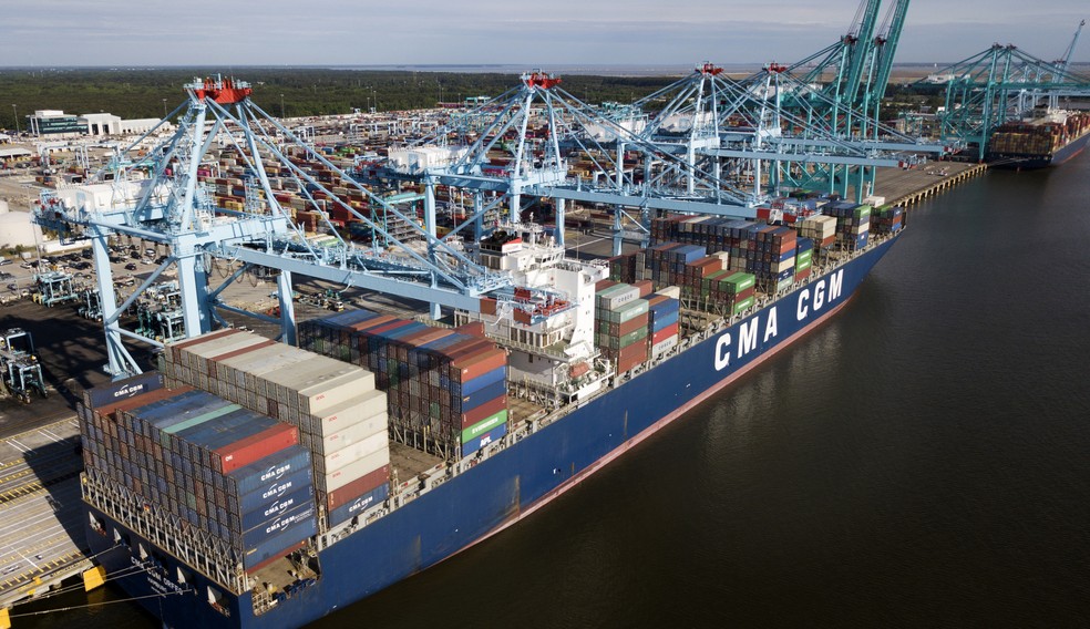 Navio carregado de contêineres de produtos vindos da China no porto de Norfolk, na Virgínia. — Foto: Steve Helber/AP