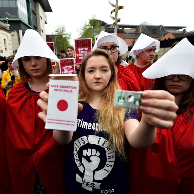 Na Irlanda do Norte, mulheres protestam a favor da liberação da pílula abortiva (Foto:  Charles McQuillan/Getty Images)