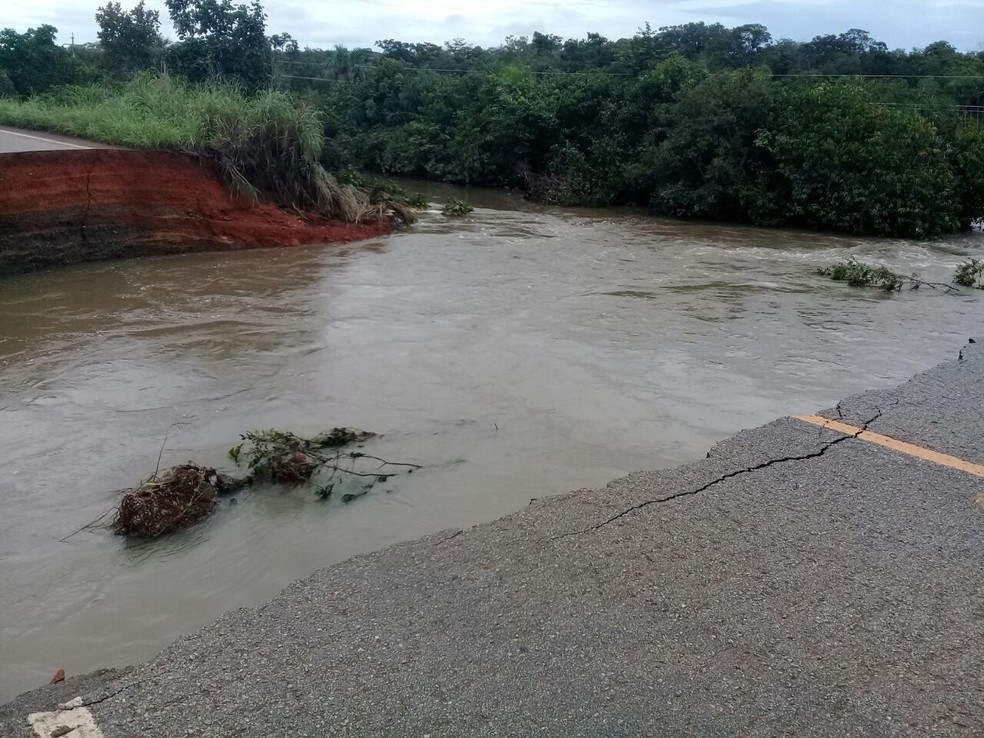 Ribeirão transbordou e abriu cratera em rodovia (Foto: Evandro Mendes/TV Anhanguera)