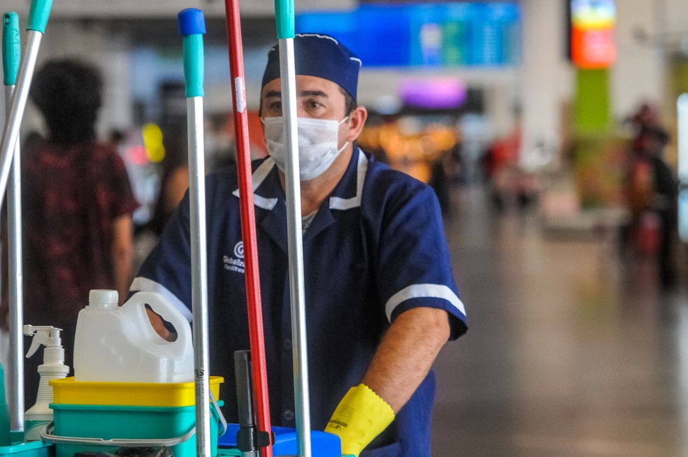 Funcionário de limpeza usa máscara no Aeroporto de Brasília — Foto: Paulo H. Carvalho/Agência Brasília