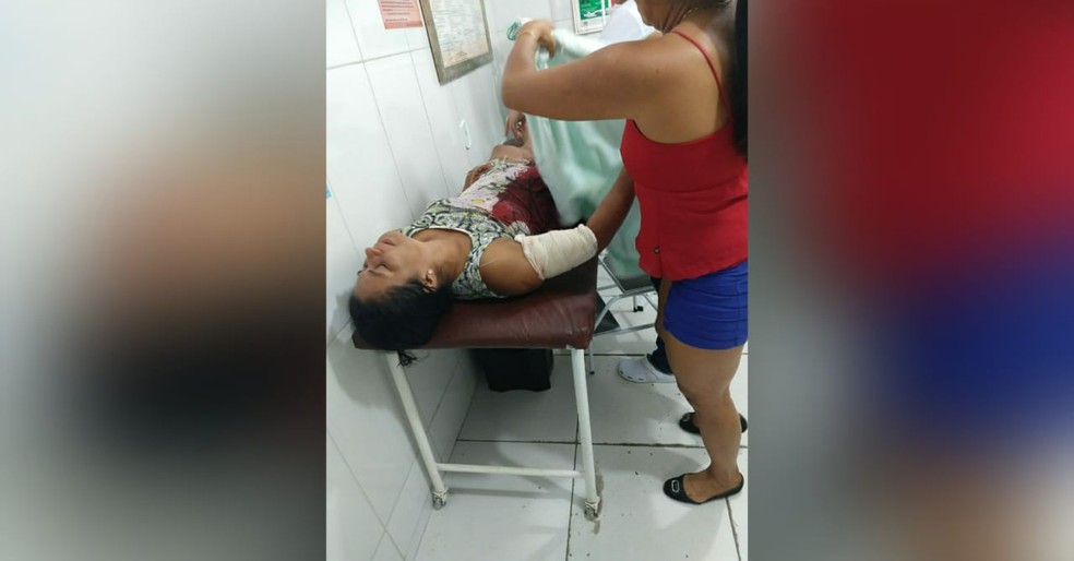 Denilza Figueiredo Soares levou dois golpes de facÃ£o no braÃ§o direito ao tentar livrar o filho de uma tentativa de homicÃ­dio â€” Foto: MÃ¡rcio Garcia/Arquivo pessoal