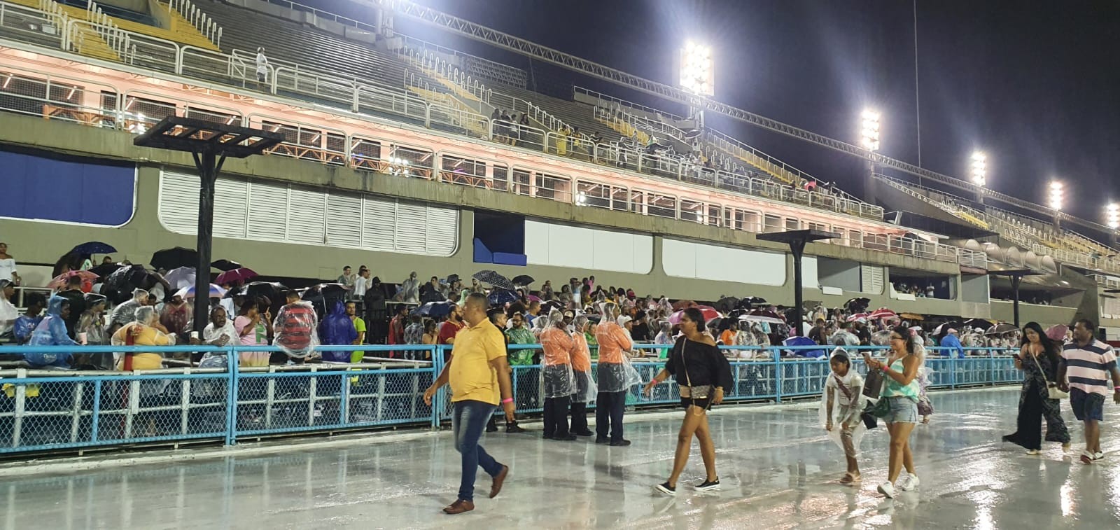 Público enfrenta a chuva para ver o segundo domingo de ensaios técnicos na Sapucaí