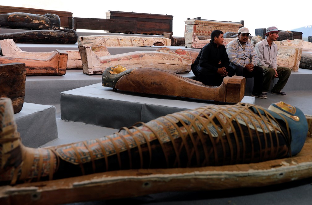 Caixões estavam selados, finamente pintados e bem preservados — Foto: Mohamed Abd El Ghany/Reuters