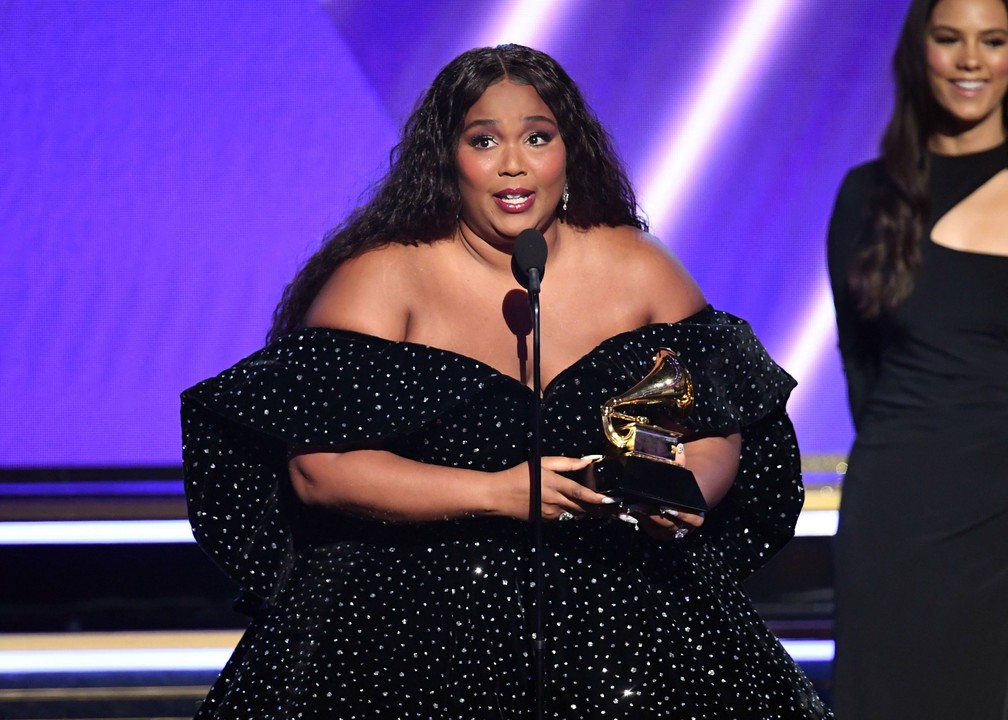Lizzo vence o primeiro Grammy da cerimônia — Foto: KEVIN WINTER / GETTY IMAGES NORTH AMERICA / AFP