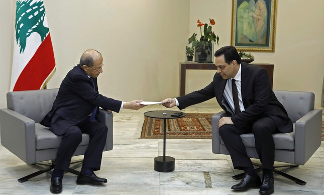 Hassan Diab entrega carta de renúncia ao presidente libanês, Michael Aoun