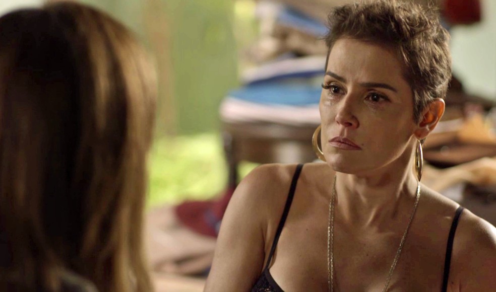 Karola diz que a família Falcão é falsa — Foto: TV Globo