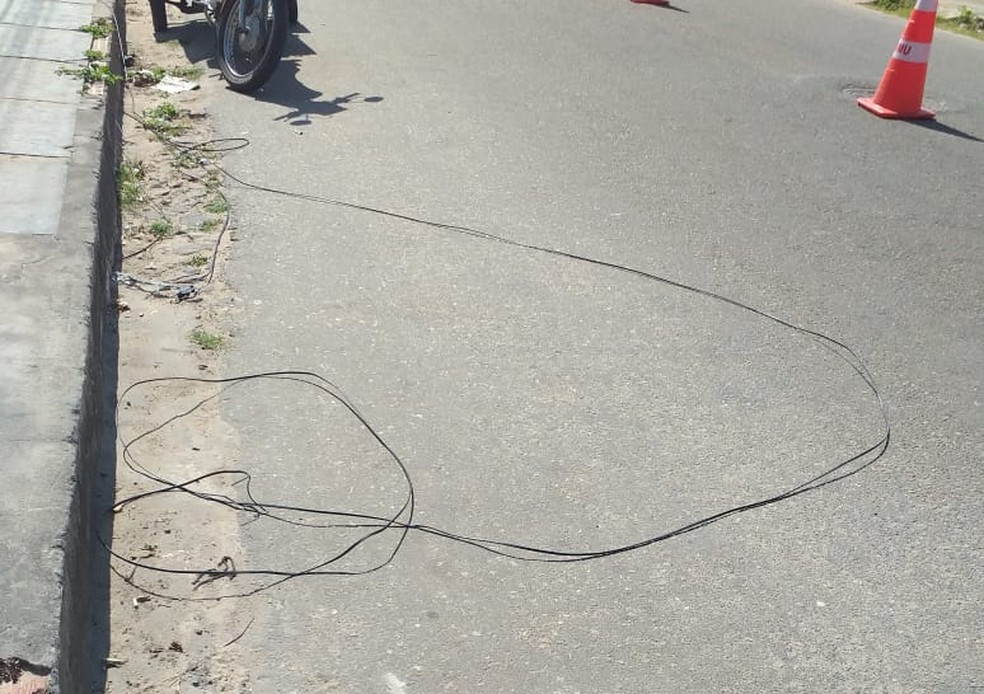 Motociclista fica com pescoço preso em fio baixo de poste na cidade de Parnaíba, no Piauí — Foto: Arquivo Pessoal