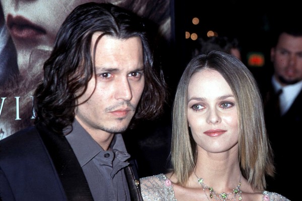 Johnny Depp e Vanessa Paradis em foto de 1999 (Foto: Getty Images)