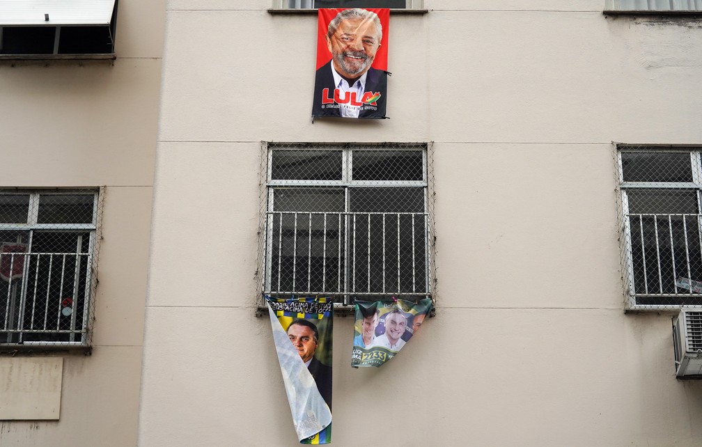 Vizinhos em Copacabana exibem toalhas com as imagens do ex-presidente Lula e do presidente Jair Bolsonaro — Foto: Marcos Serra Lima/g1