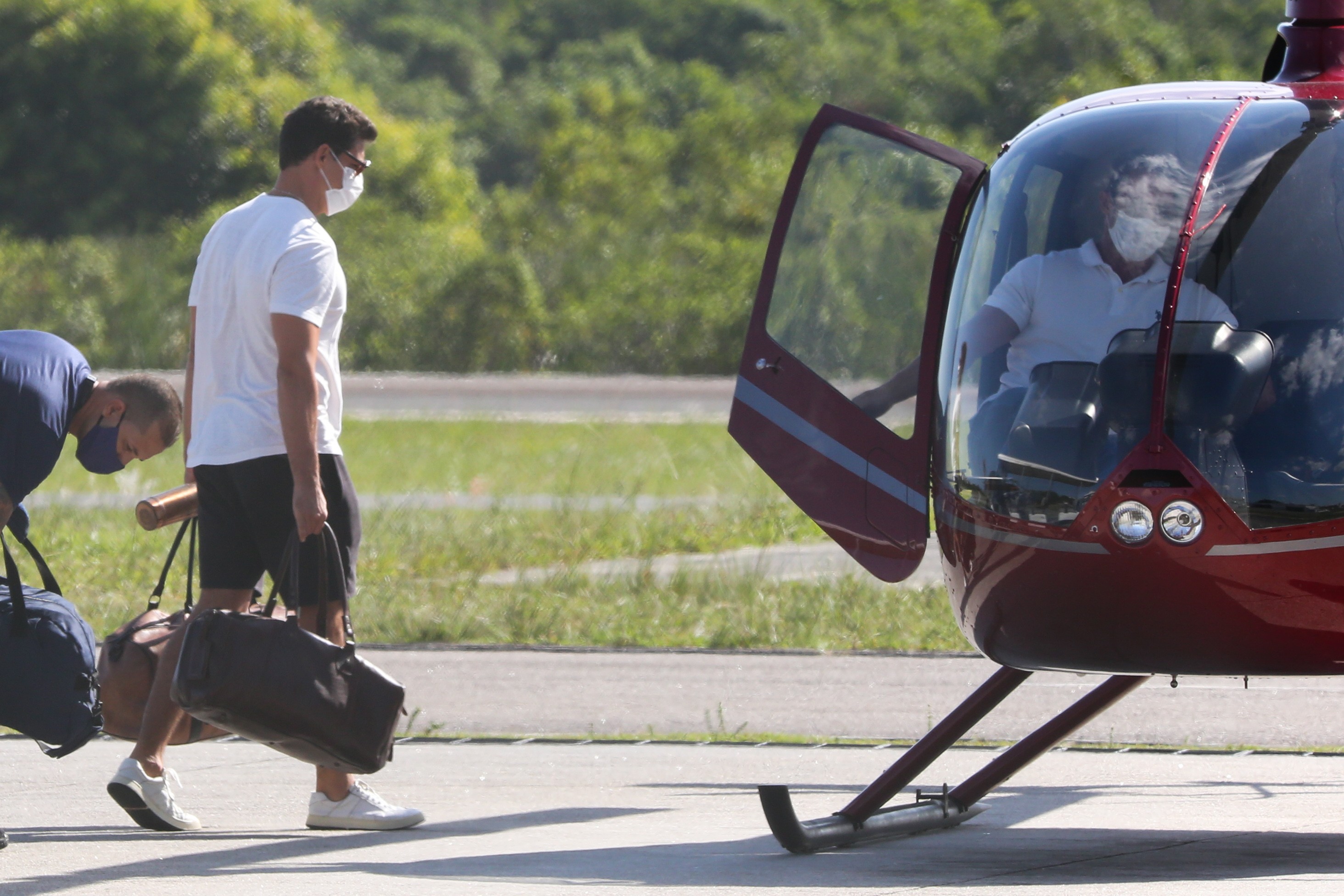 Cauã Reymond e Mariana Goldfarb alugam helicóptero (Foto: Dilson Silva/AgNews)