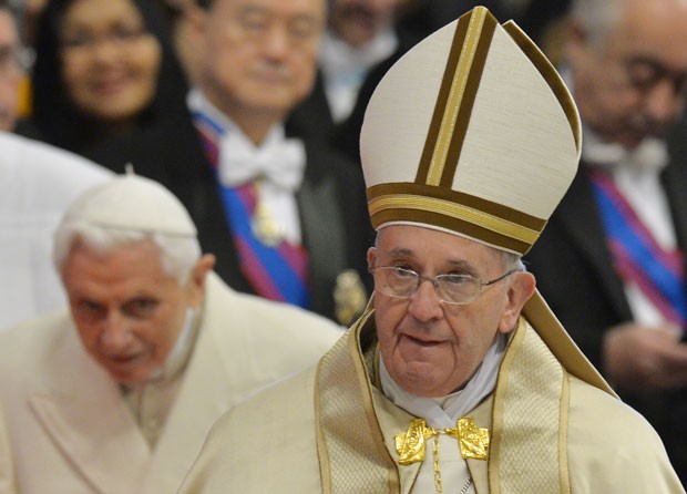 O Papa Francisco chega para cerimônia de criação de novos cardeais no Vaticano neste sábado (14); ao fundo, o Papa Emérito Bento XVI, que participa da cerimônia (Foto: Andreas Solaro/AFP)