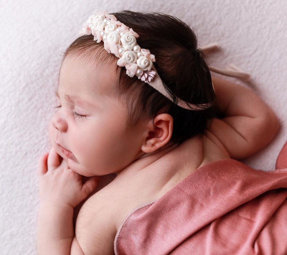 Viih Tube apresenta a filha, Lua, com Eliezer — Foto: Thalita Castanha/Reprodução Instagram