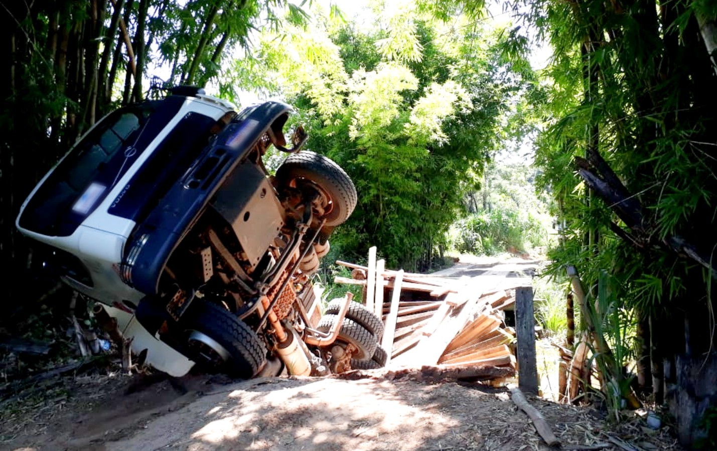 Caminhão carregado de cascalho cai ao atravessar em ponte de madeira em distrito de Marília