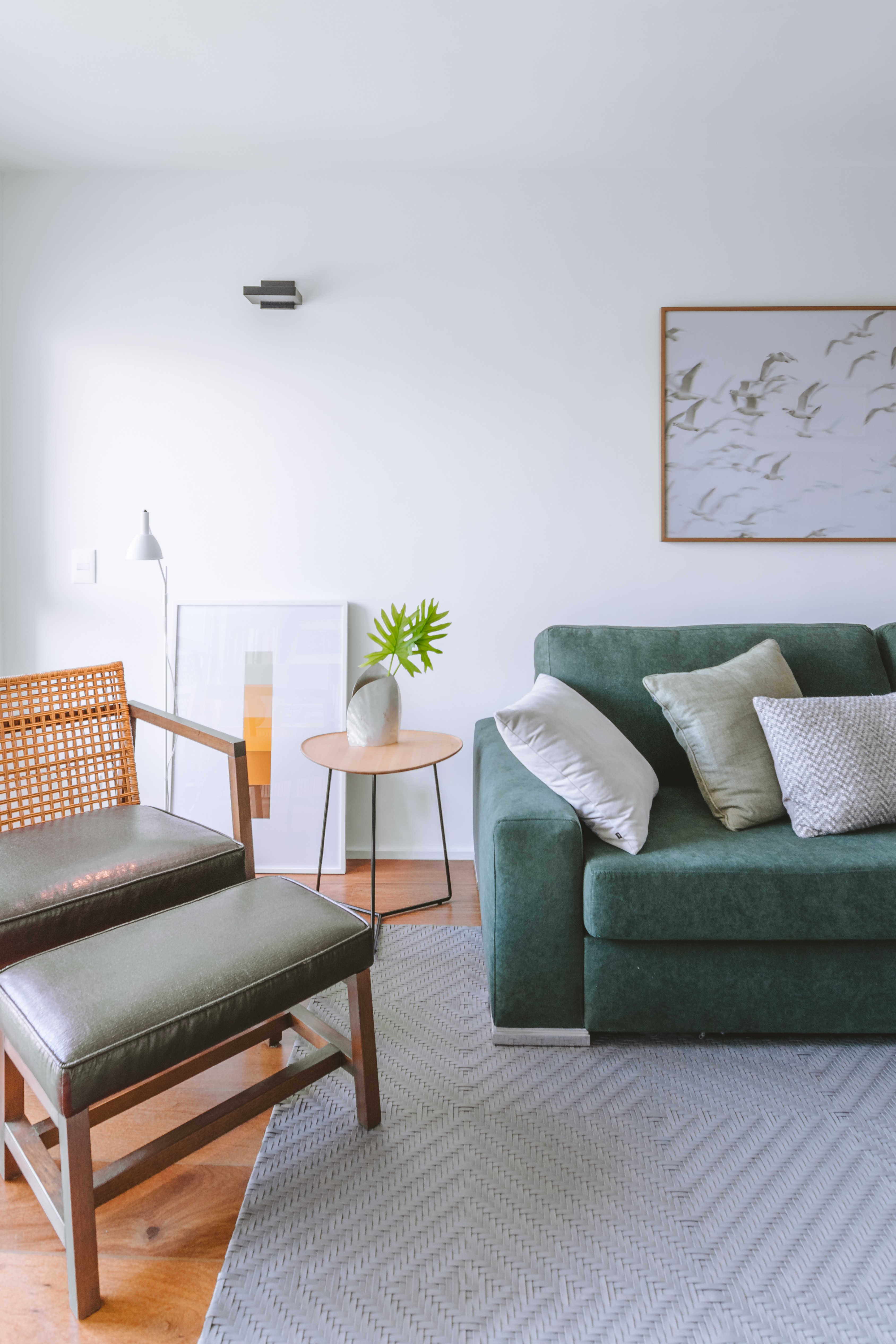 Décor do dia: sala de estar pequena com sofá verde  (Foto: Juliana Deeke)