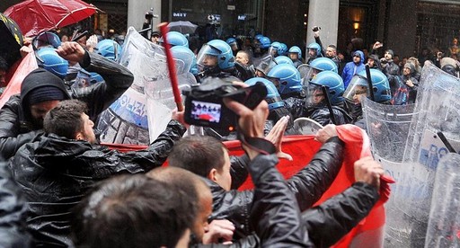 Manifestantes e polícia se enfrentam durante celebração do Primeiro de Maio, em Turim, na Itália