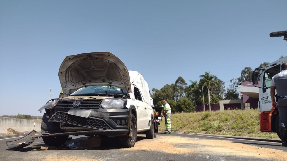Capotamento de veículo deixou motorista ferido na SP-425 — Foto: Amanda Simões/TV Fronteira