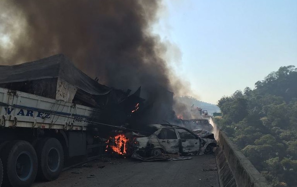 Acidente com 36 veículos provoca incêndio e morte na Carvalho Pinto em Jacareí (Foto: Divulgação/ Corpo de Bombeiros)