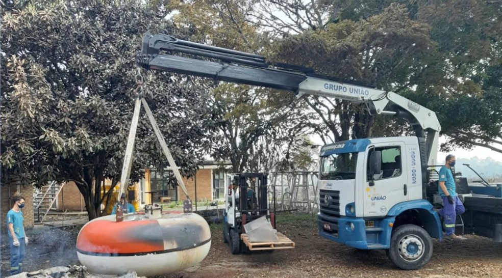 Fogo queimou equipamentos do Inpe em Cachoeira Paulista — Foto: Divulgação/Corpo de Bombeiros
