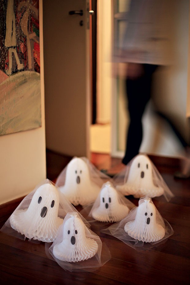 Que recepção! Sinos de papel cobertos com tule, viram simpáticos fantasmas para receber os convidados (Foto: Rogério Voltan/Editora Globo)
