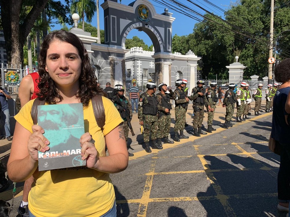 Camila Souza, estudante de mestrado em sociologia na UFRJ, participa de ato contra corte de verbas na educação — Foto: Fernanda Rouvenat / G1