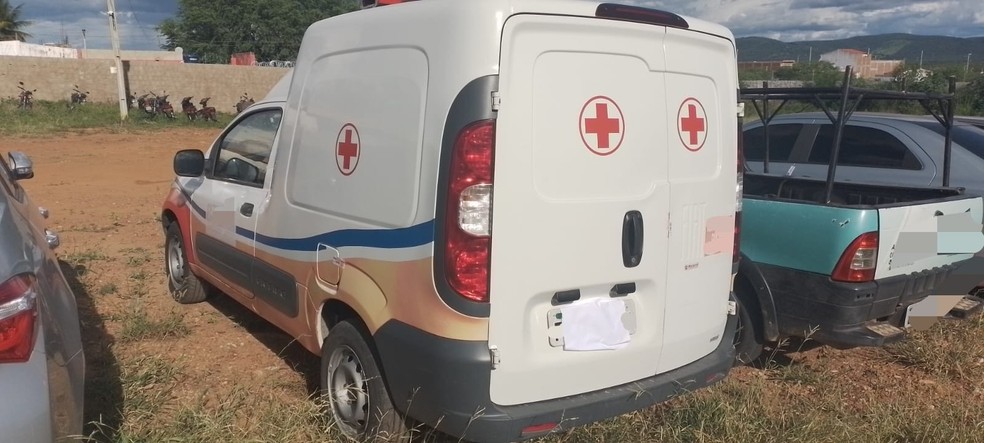 Ambulância apreendida na BR-232, em Pernambuco, com multas e licenciamento em aberto — Foto: Transguard/Divulgação