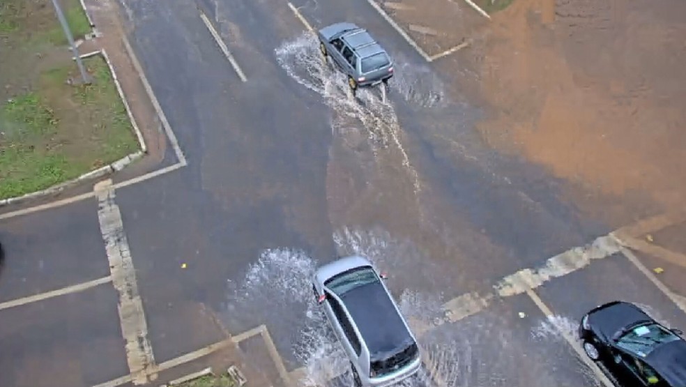 Rua fica alagada por conta de chuva em Brasília (foto de arquivo) — Foto: TV Globo/Reprodução