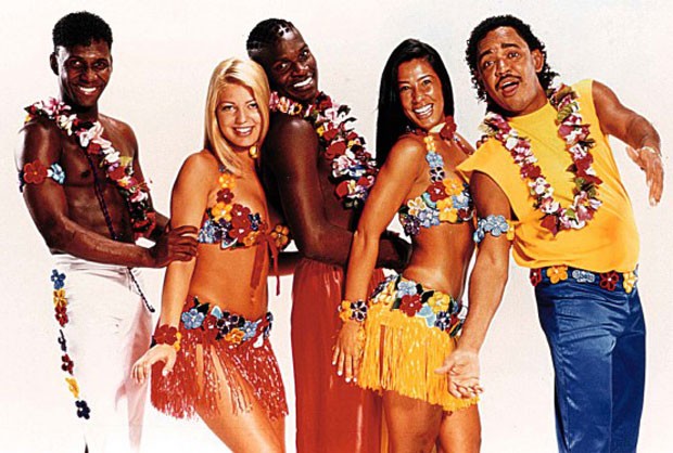 Uma das formações da banda sucesso na década de 1990: Beto Jamaica, Sheila Mello, Jacaré, Scheila Carvalho e Compadre Washington (Foto: Divulgação)