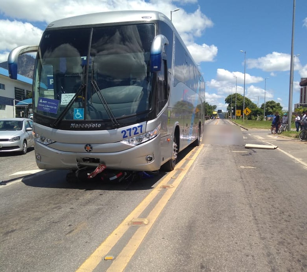 Ã?nibus atingiu a vÃ­tima, que foi arrastada por cerca de 15 metros â?? Foto: Danilo Moreira/Inter TV dos Vales