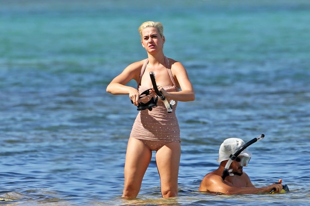 Photo © 2018 Splash News/The Grosby Group241218EXCLUSIVEKaty Perry and Orlando Bloom go snorkeling in Hawaii over the Christmas break. Katy looked great in a pale pink rhinestone one-piece swim suit while Orlando swam around her feet in the warm oce (Foto: Splash News/The Grosby Group)