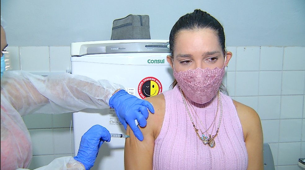 A dentista Larissa Beatriz foi uma das primeiras a se vacinar na manhã desta terça-feira (2) — Foto: Flávio Soares / Intertv Costa Branca