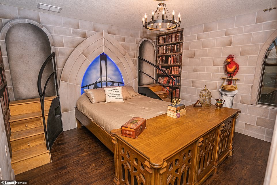 Quarto inspirado em sala do professor Dumbledore (Foto: Loma Homes) Quarto inspirado em sala do professor Dumbledore (Foto: Loma Homes)