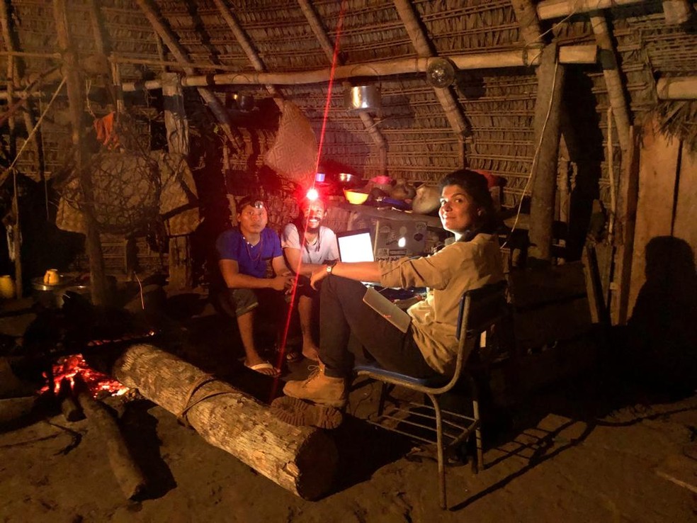 Takvan, no acampamento de quarentena, assistindo a uma das edições do Profissão Repórter.  — Foto: Maycom Mota/TV Globo