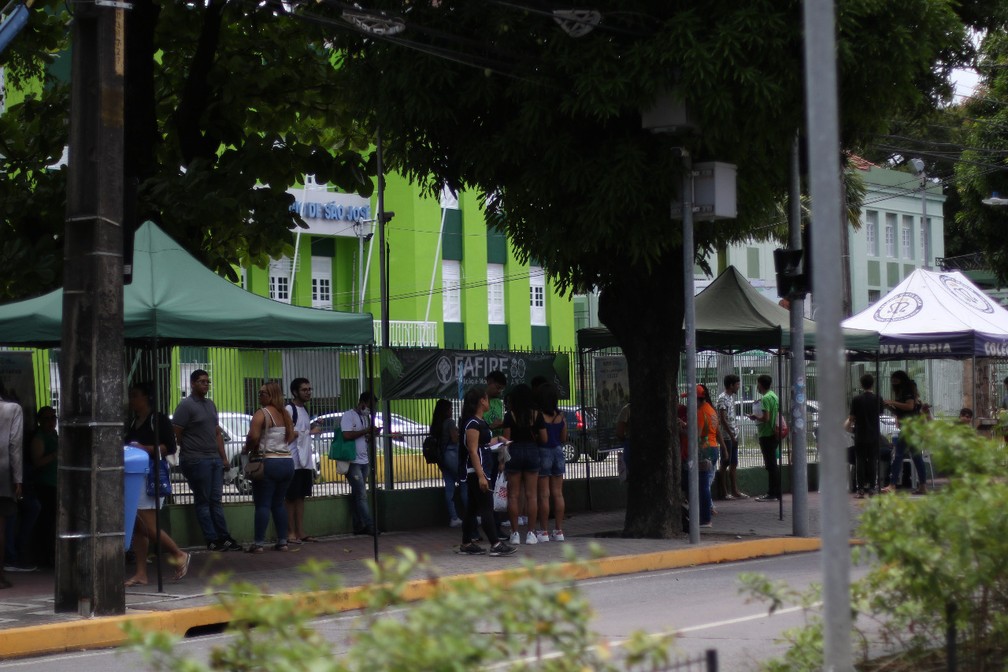 Enem 2022 - Recife - domingo (13): Faculdade Frassinetti do Recife (Fafire), no bairro da Boa Vista, é um dos locais de prova em Pernambuco — Foto: Marlon Costa/Pernambuco Press