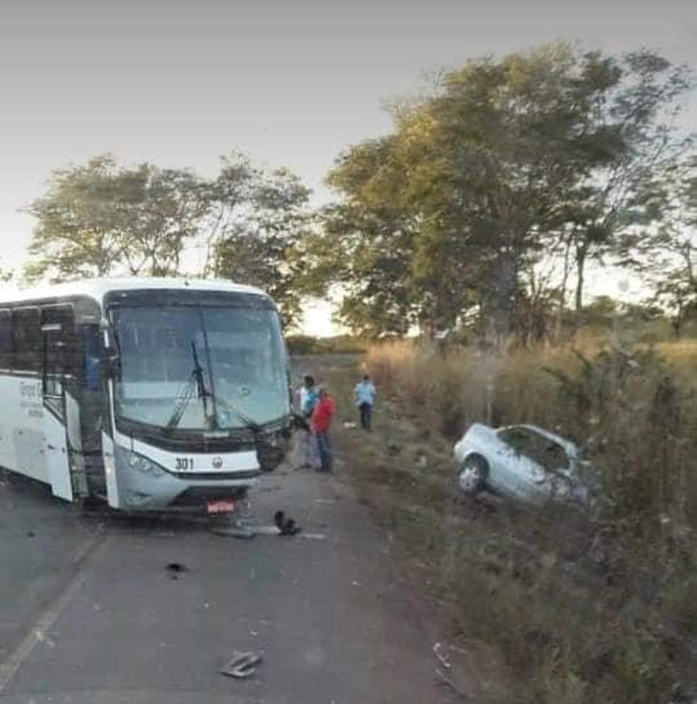 Ônibus ficou com a frente danificada, mas ninguém se feriu. — Foto: Reprodução/TVCA