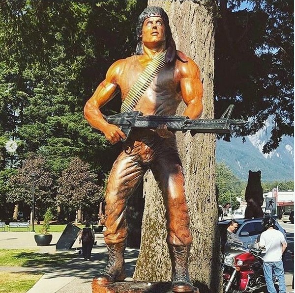Uma foto compartilhada pelo ator Sylvester Stallone mostrando uma das estátuas em homenagem ao personagem Rambo instalada na cidade de Hope, no Canadá (Foto: Instagram)